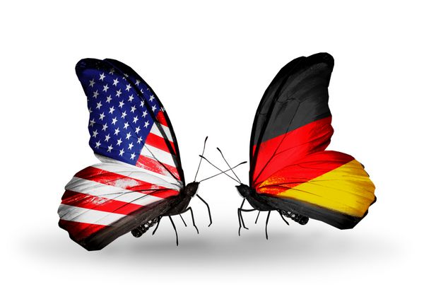 دو پروانه با پرچم ایالات متحده آمریکا و آلمان