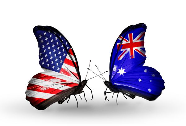 دو پروانه با پرچم ایالات متحده آمریکا و استرالیا