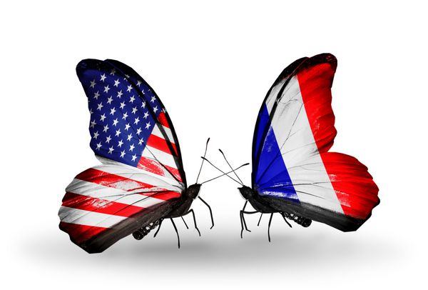 دو پروانه با پرچم ایالات متحده آمریکا و فرانسه
