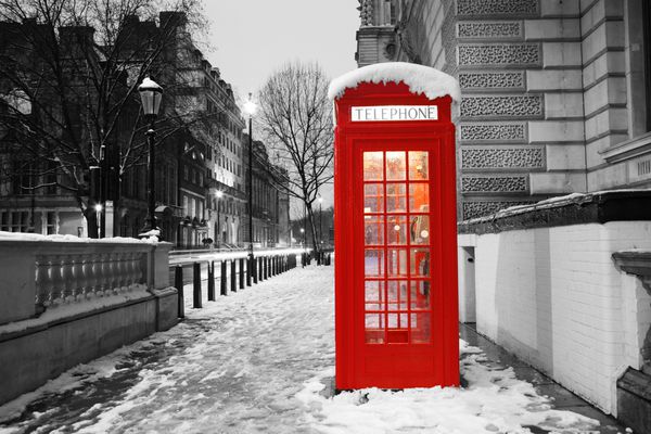 باجه تلفن قرمز لندن در سپیده دم