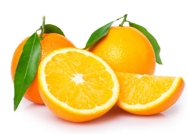 پرتقال تازه جدا شده در پس زمینه سفید