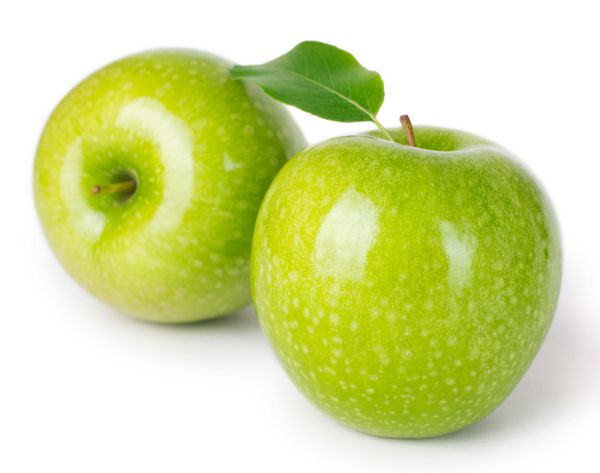 سیب های تازه جدا شده در پس زمینه سفید