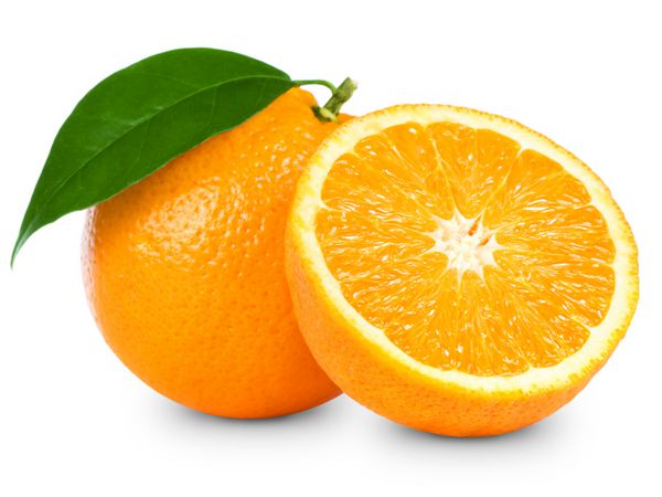 میوه نارنجی جدا شده در پس زمینه سفید