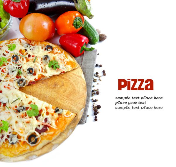 پیتزا با ژامبون فلفل و زیتون روی سفید