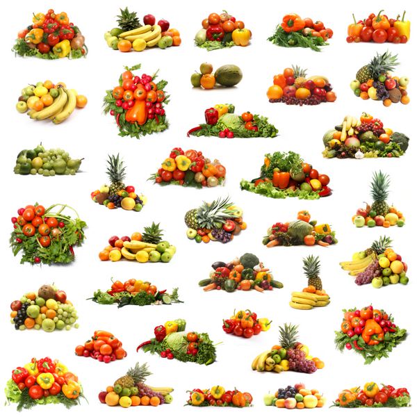 توده های مختلف میوه و سبزیجات جدا شده روی سفید