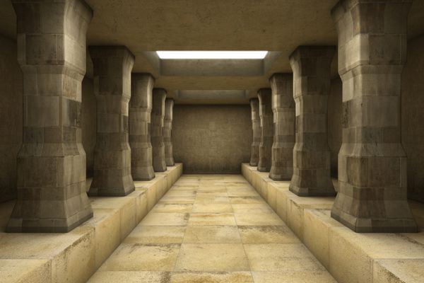 راهرویی طولانی با ستون هایی در خرابه های معبد