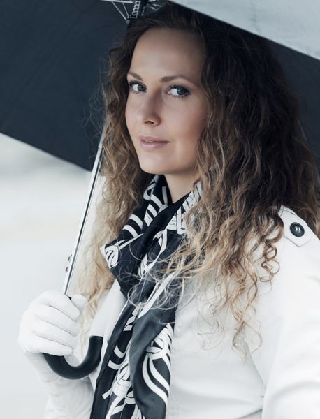 زن با چتر