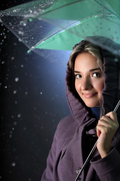 دختر زیبایی با چتر