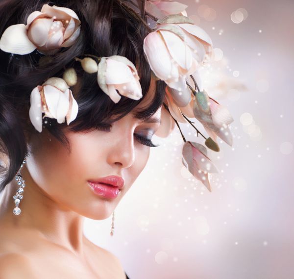 دختر مد با گل ماگنولیا در مو مدل مو