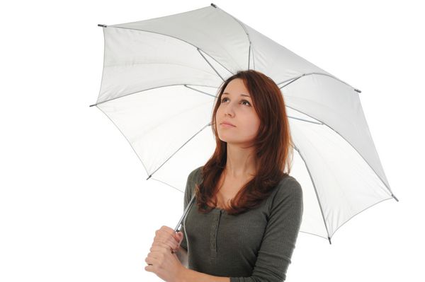 تصویر زنی با چتر جدا شده در زمینه سفید