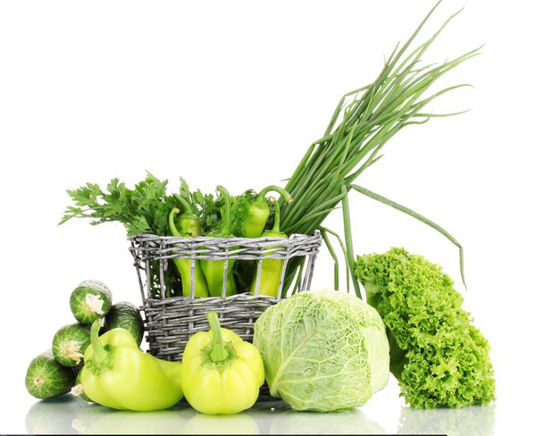 سبزیجات سبز تازه در سبد جدا شده روی سفید