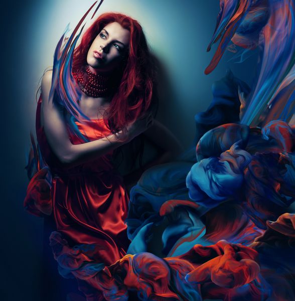 زن با موهای قرمز در امواج رنگ