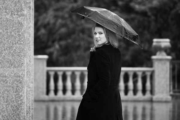 زن با چتر