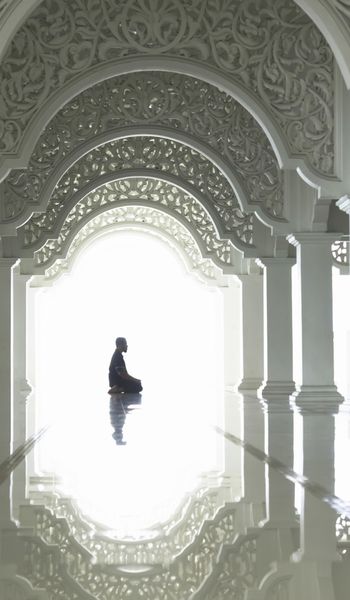 تصویری از یک مسلمان که نماز می خواند