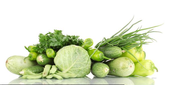 سبزیجات سبز تازه جدا شده روی سفید