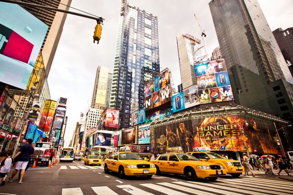 شهر نیویورک - 22 جولای میدان تایمز با تئاترهای برادوی و تابلوهای متحرک led نماد شهر نیویورک و ایالات متحده است 22 ژوئیه 2012 در منهتن شهر نیویورک