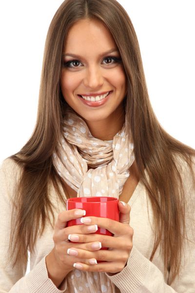 زن جوان زیبا با فنجان چای جدا شده روی سفید