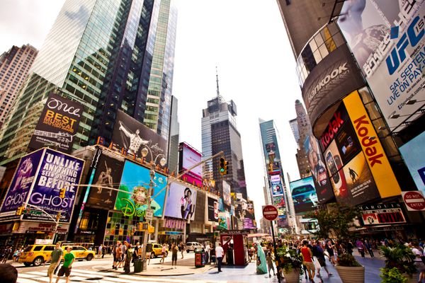 شهر نیویورک - 22 آگوست میدان تایمز با تئاترهای برادوی و تابلوهای متحرک led نماد شهر نیویورک و ایالات متحده است 22 آگوست 2012 در منهتن شهر نیویورک