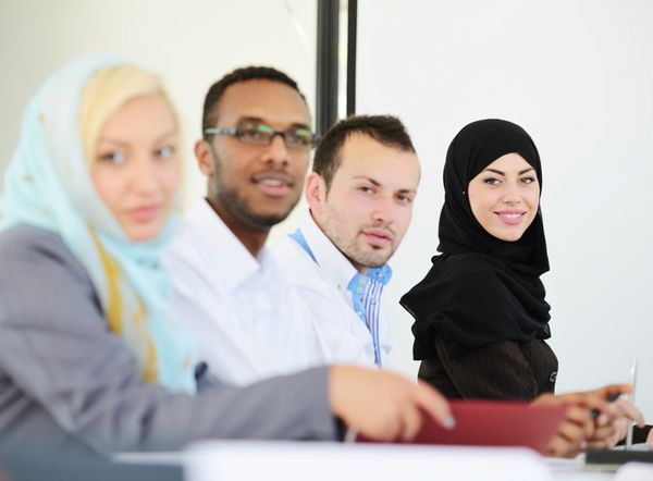 افراد عربی که یک جلسه کاری با تمرکز انتخابی دارند