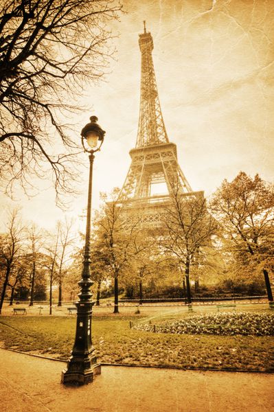 عکس سبک قدیمی از برج ایفل در پاریس
