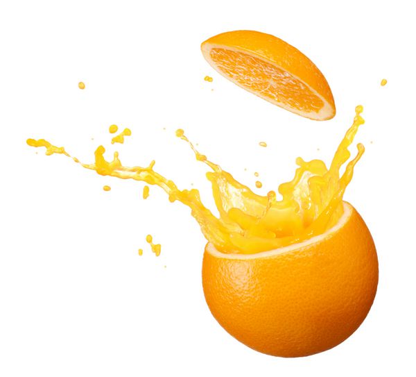 پاشیدن آب از پرتقال جدا شده در پس زمینه سفید