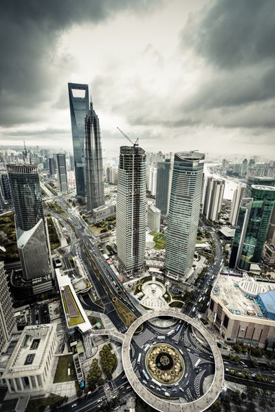 نمایی از برج تلویزیون مروارید شرقی مرکز مالی لوجیازوی شانگهای در کنار رودخانه هوانگپو