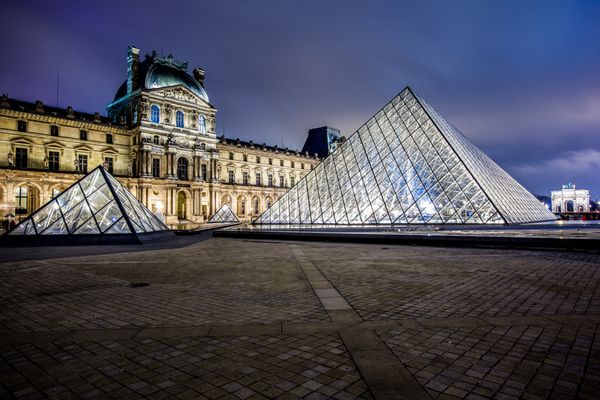 پاریس - 4 ژانویه موزه لوور در شب در 4 ژانویه 2013 لوور یکی از بزرگترین موزه های جهان در پاریس است نزدیک به 35000 شی از دوران پیش از تاریخ تا قرن 19 در اینجا به نمایش گذاشته شده است