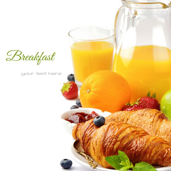 صبحانه با آب پرتقال و کروسانت تازه