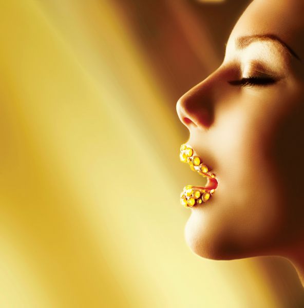 آرایش طلایی لوکس میکاپ حرفه ای زیبا برای تعطیلات لب طلا با الماس پرتره هنر مد جواهر سازی جواهرات