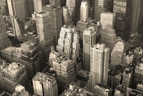 نمای هوایی سیاه و سفید خط افق منهتن شهر نیویورک با آسمان خراش ها و خیابان