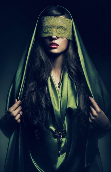 زن مرموز با باند سبز روی چشم