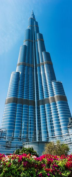 دبی امارات - 14 نوامبر ساختمان های مرتفع و خیابان ها 14 نوامبر 2012 در دبی امارات برج خلیفه بلندترین ساختمان جهان