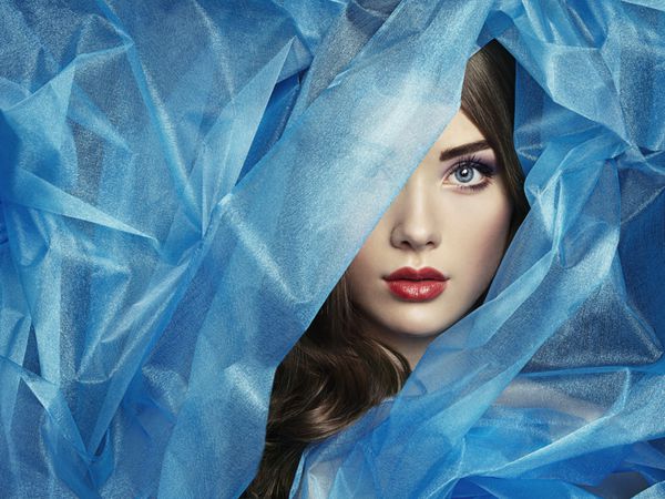 مد زنان زیبا زیر حجاب آبی پرتره زیبایی