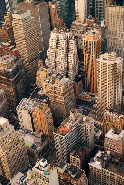 نمای پانوراما از خط آسمان شهر نیویورک منهتن با آسمان‌خراش‌ها و ساختمان‌های اداری در خیابان