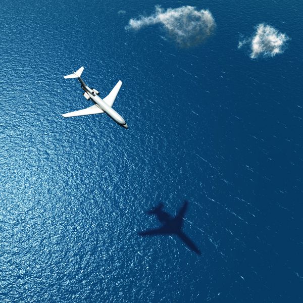 هواپیما بر فراز دریا پرواز می کند