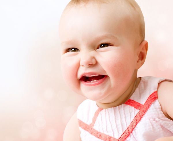 عزیزم دختر بچه تازه متولد شده زیبا در حال خندیدن لبخند