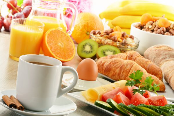 صبحانه با قهوه آب پرتقال کروسان تخم مرغ سبزیجات و میوه ها