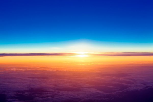 غروب خورشید با ارتفاع 10000 کیلومتر غروب دراماتیک نمای غروب آفتاب بالای ابرها از پنجره هواپیما