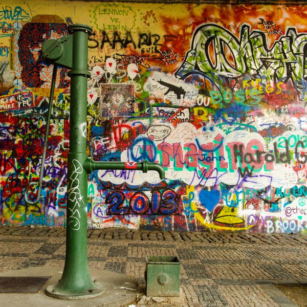 چاه آب و دیوار گرافیتی در پراگ قدیمی