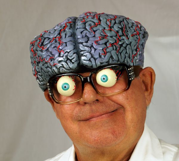 تصویر نزدیک از یک دانشمند دیوانه که مغزش از بالای سرش بیرون می آید