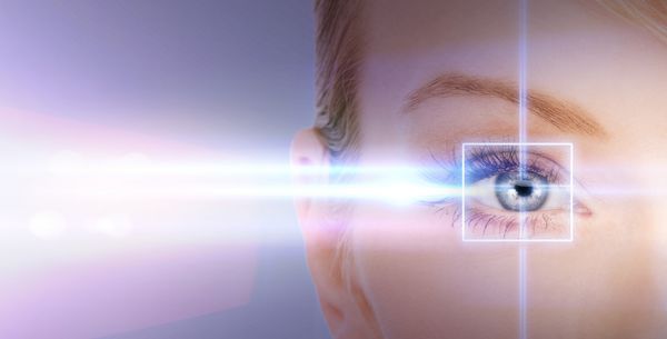 سلامت بینایی بینایی - چشم زن با قاب اصلاح لیزر