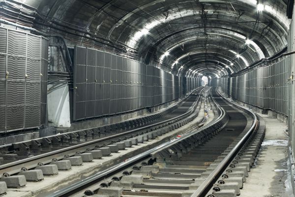 تونل خالی مترو با روشنایی خوب دو راه آهن