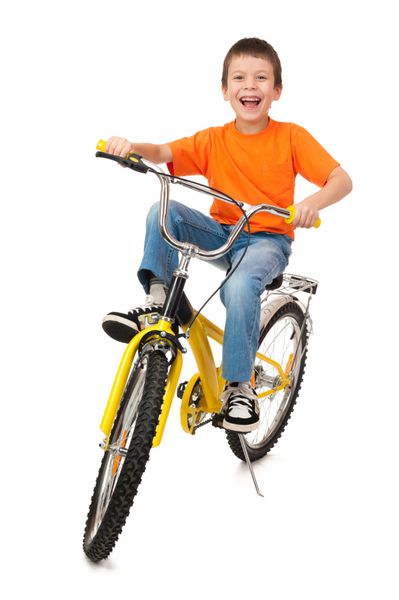 پسری روی دوچرخه جدا شده روی سفید