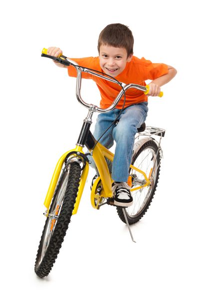 پسری روی دوچرخه جدا شده روی سفید