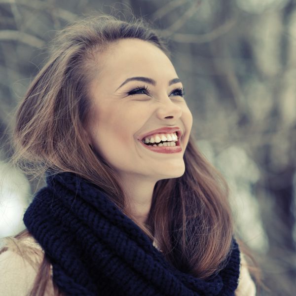 دختر جوان و زیبای خنده در زمستان - از نزدیک