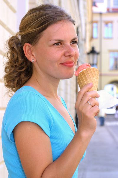 زنی که بستنی می خورد