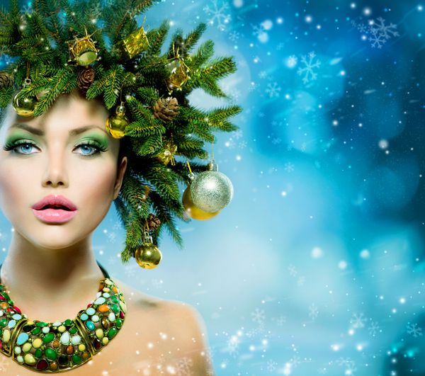 زن زمستان کریسمس مدل مو و آرایش زیبای جشن سال نو و درخت کریسمس دختر مدل لباس زیبایی روی پس زمینه برف با دانه های برف مدل موی خلاقانه تزئین شده با گلدان