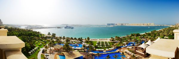 چشم انداز ساحل با نمایی از جزیره دست ساز نخل جمیرا دبی امارات