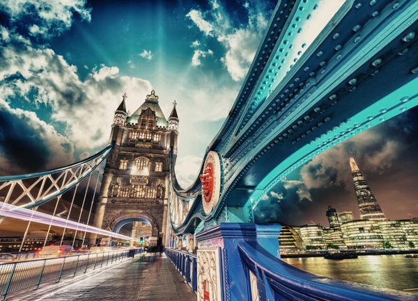 لندن شکوه پل برج با رنگ های زیبای شبانه اش