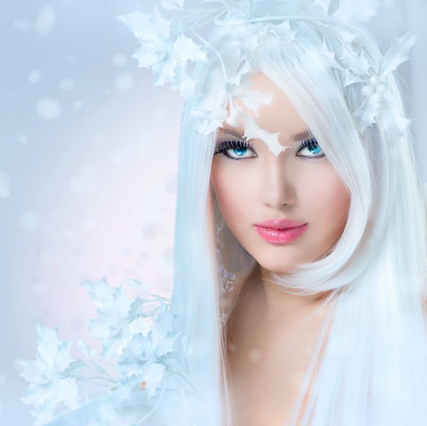 زیبایی زمستانی دختر مدل مد زیبا با مدل مو و آرایش برفی آرایش تعطیلات ملکه زمستانی زن کریسمس
